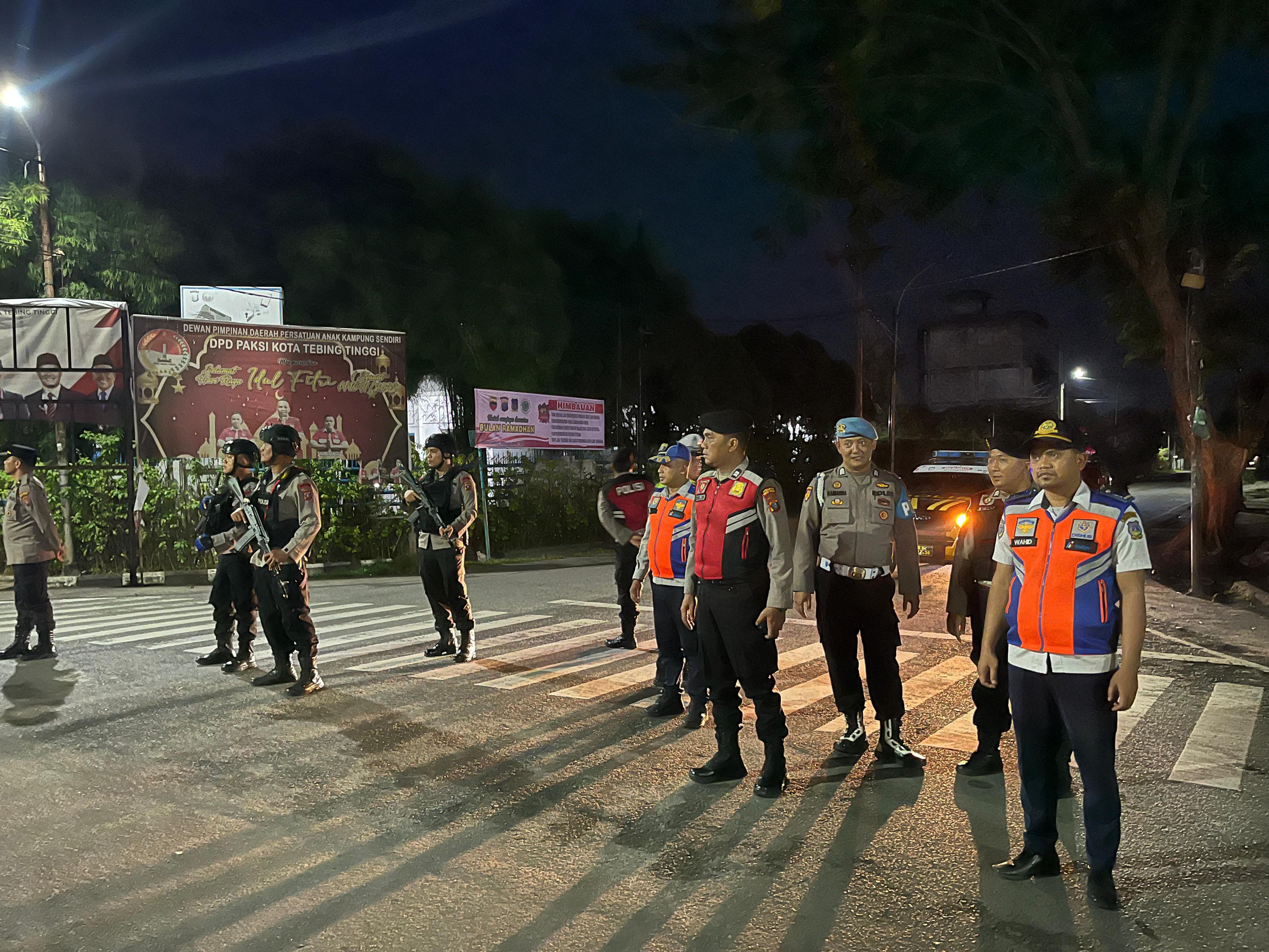 AMAN: Polisi sedang melakukan pengamanan di masjid masjid di Sumut. (Dok: istimewa)