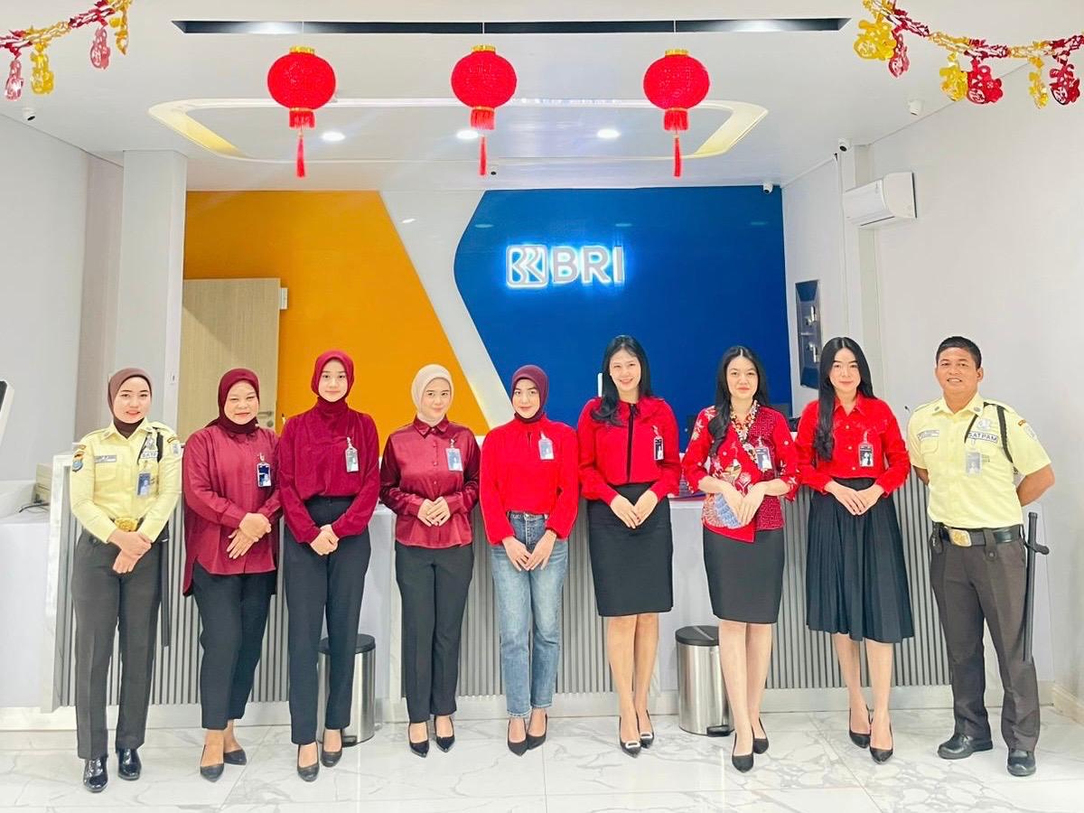 BRI BO Tebing Tinggi  memberikan sapaan khas &ldquo;Gong Xi Fat Cai&rdquo; diakhir pelayanan kepada nasabah sebagai bentuk Customer Intimacy dan apresiasi, Kamis (19/02/2026). ( Azan Purba/Sumut Pos)