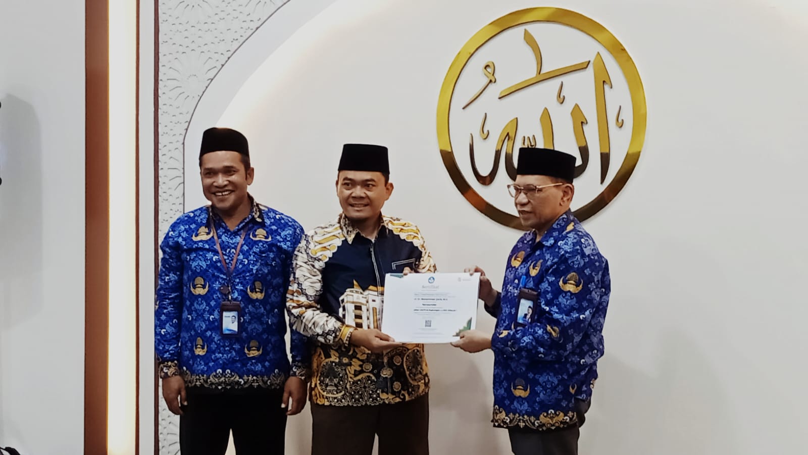 Prof. Dr. Muhammad Qorib, M.A. (tengah) menerima sertifikat sebagai penceramah kajian Ramadan LLDikti Wilayah I dari Prof. Saiful Anwar Matondang, M.A, Ph.D, Kamis (19/2). (Deddi Mulia Purba/Sumut Pos