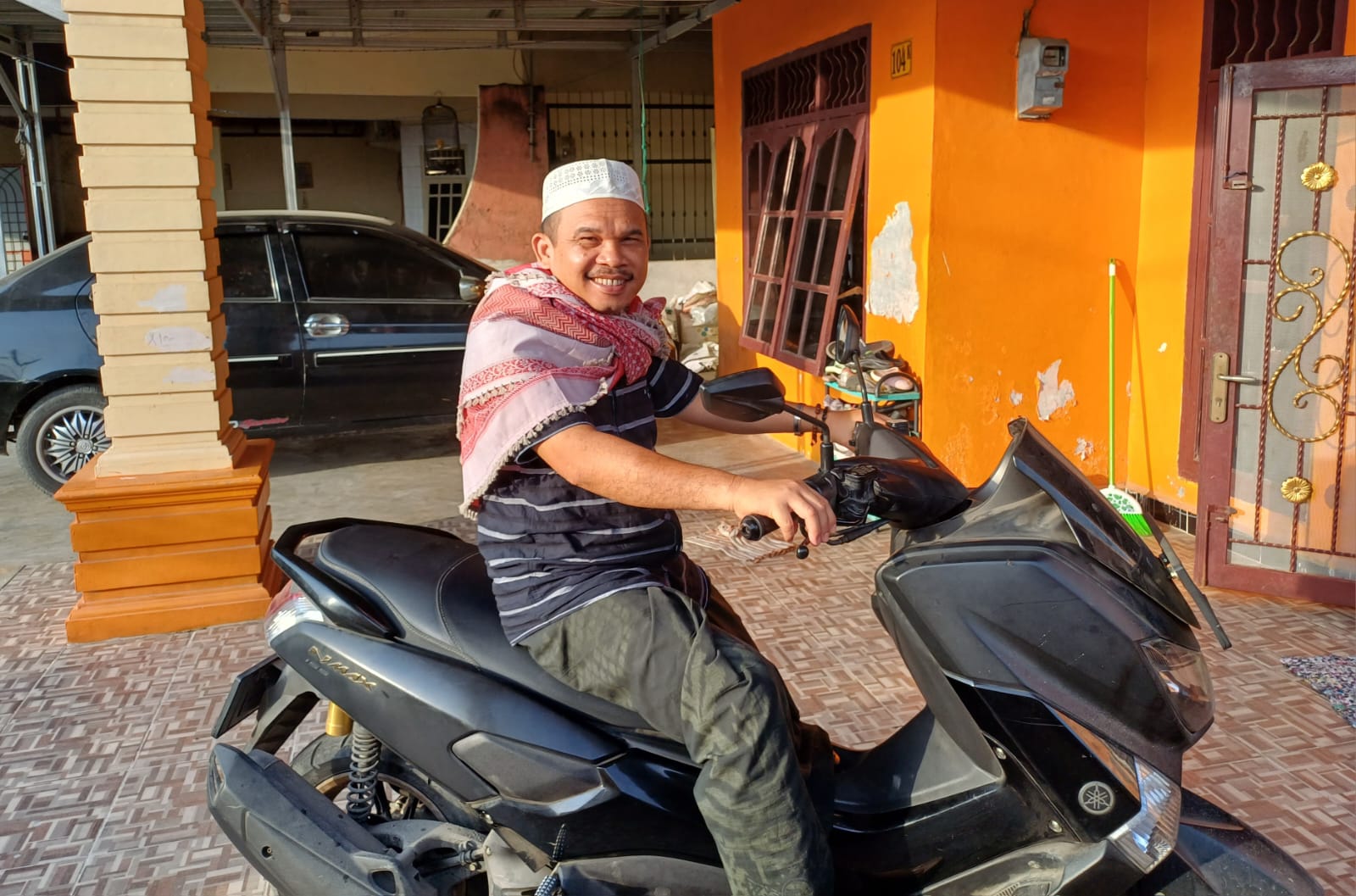 Wartawan Khali Ahmad saat berada di motornya yang hilang. (Dok: istimewa)