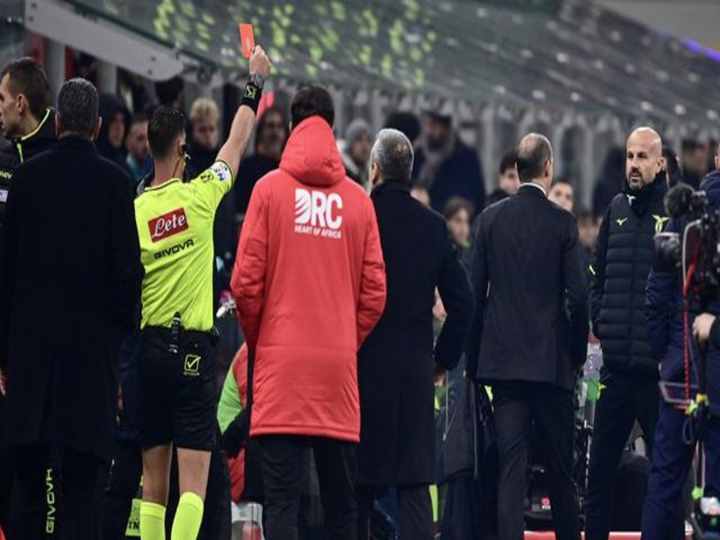 Allenatore AC Milan Massimiliano Allegri (foto kiri) dikartu merah karena memprotes ulah allenatore Como 1907 Cesc Fabregas. (detiksport)