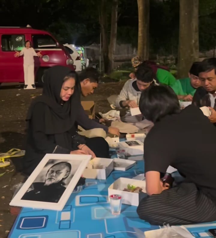Karina Ranau, istri mendiang aktor Epy Kusnandar, jadi viral karena sahur di makam suaminya. (Instagram @karinaranau9)