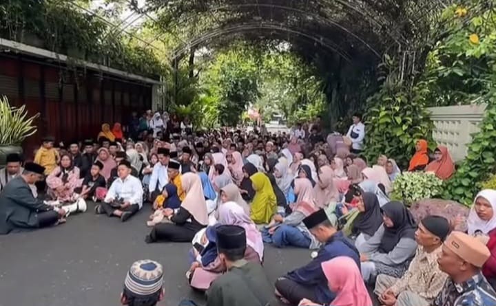 Kediaman Presiden RI ke-7, Joko Widodo dikunjungi warga. (Instagram @scaryjournal)