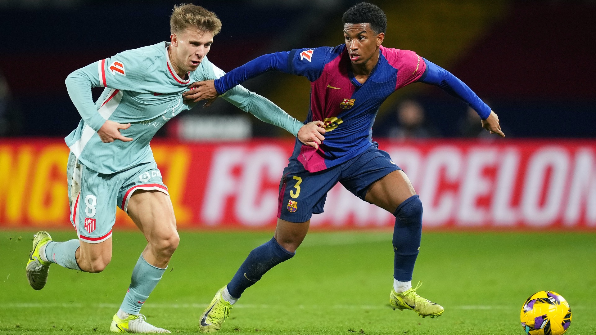 Alejandro Balde, bek kiri Barcelona (kanan) masuk dalam incaran bursa transfer Manchester United. (psgtalk)