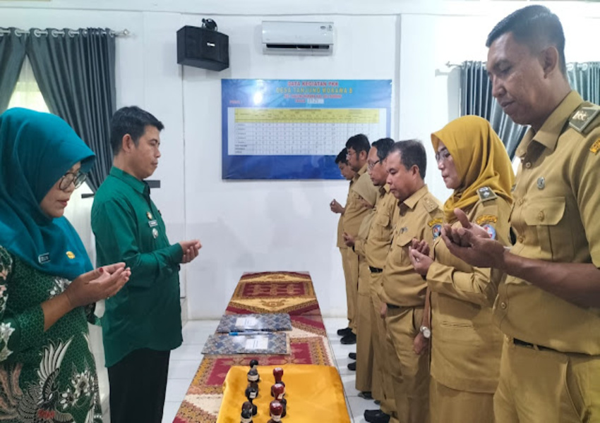 Camat Tanjung Morawa, Gontar Syahputra Panjaitan S.STP MM melantik tujuh pelaksana tugas kepala desa menggantikan pejabat lama. (ISTIMEWA/SUMUT POS)