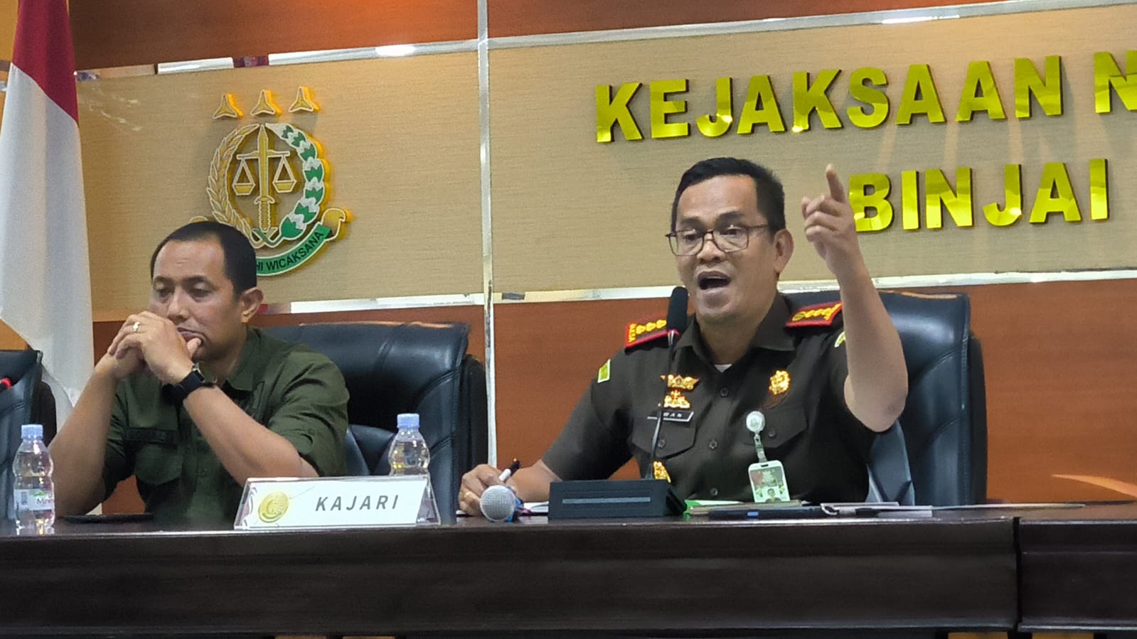  Kajari Binjai, Iwan Setiawan (kanan) didampingi Kasi Intelijen, Ronald Reagan Siagian (kiri) saat memberi keterangan kepada wartawan. (Teddy Akbari/Sumut Pos)