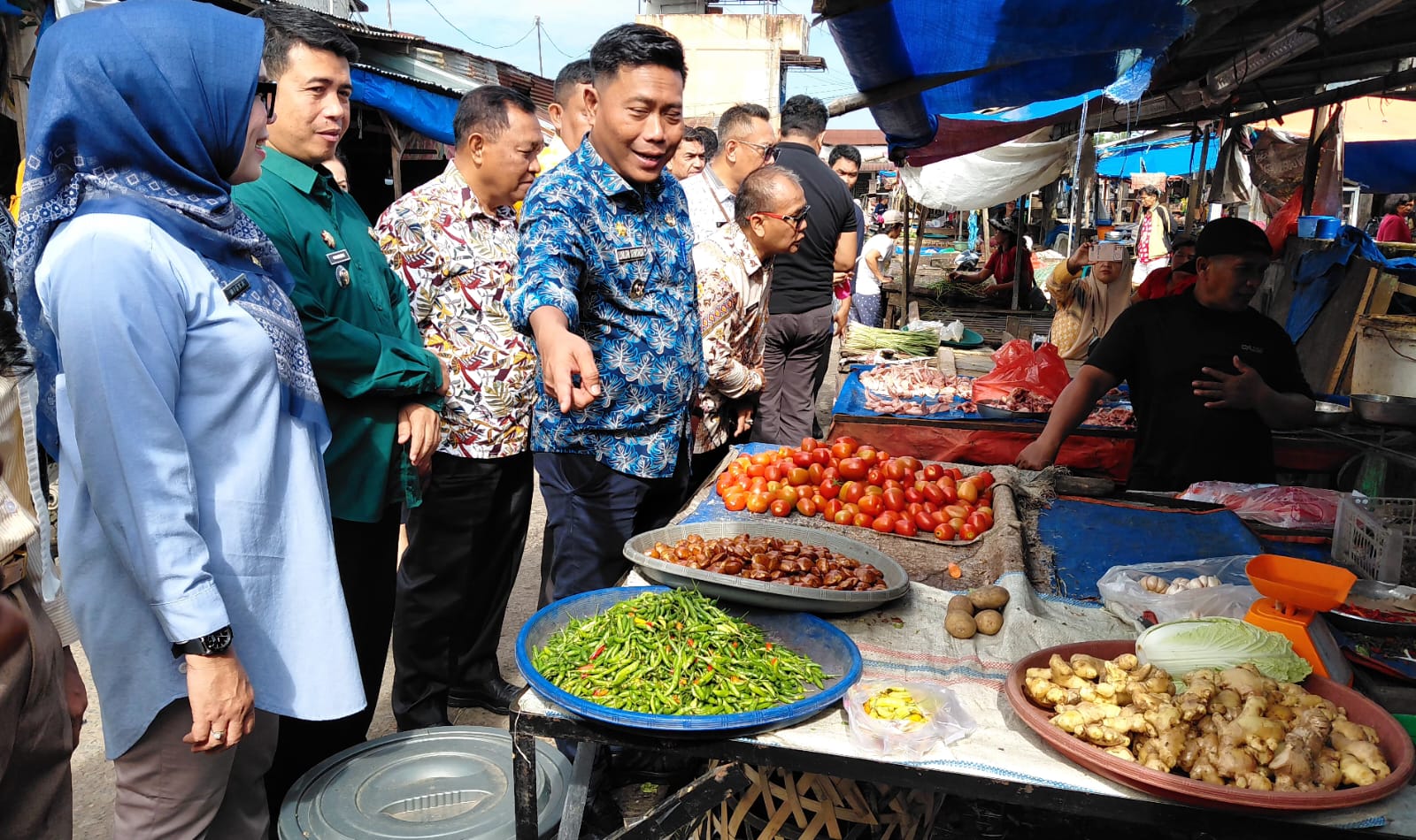 Wabup Deli Serdang, Lom Lom Suwondo SS bersama TPID Deli Serdang melakukan sidak di Pasar Tanjung Morawa, Jumat (20/2/2026). (BATARA/SUMUT POS)