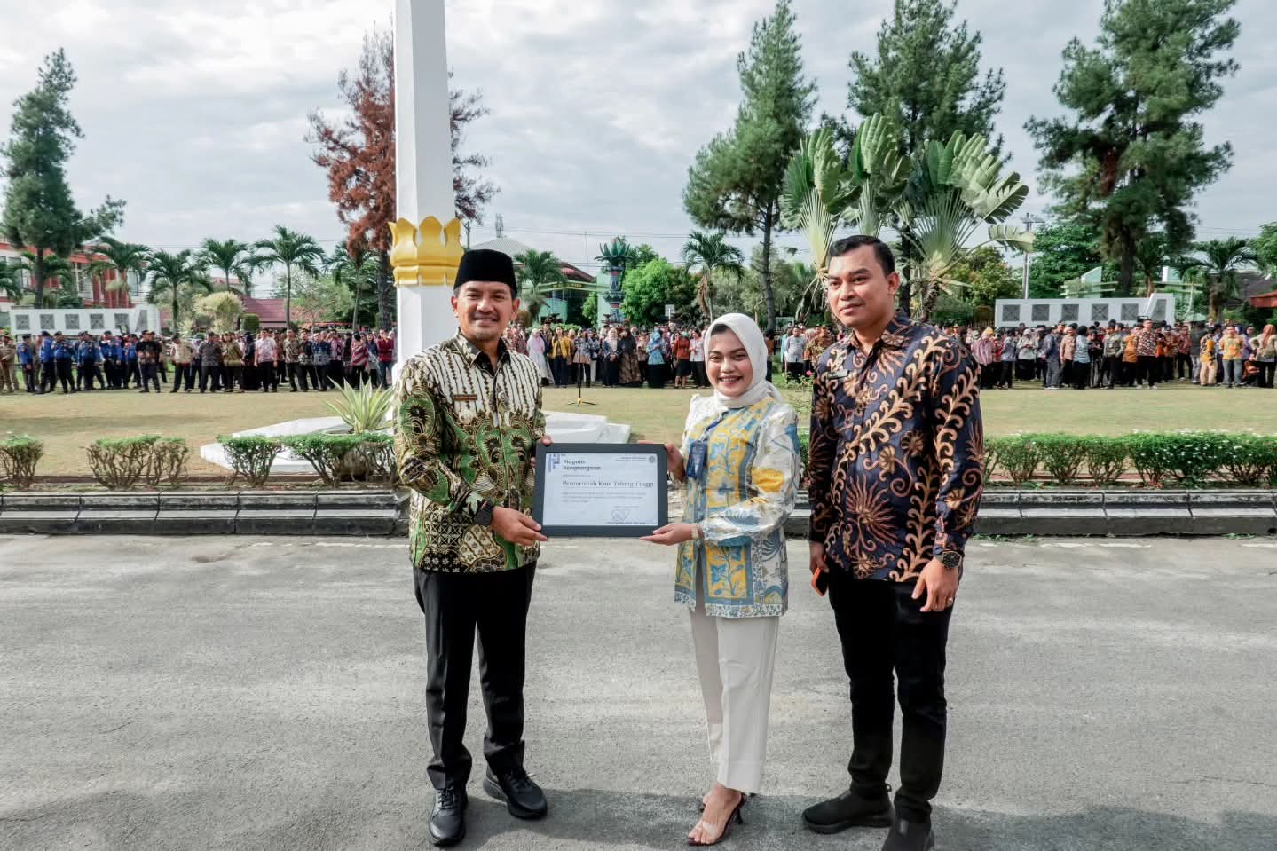 Penyerahan ketiga penghargaan tersebut dilaksanakan dalam apel gabungan ASN di halaman Balai Kota. (ISTIMEWA/SUMUT POS)