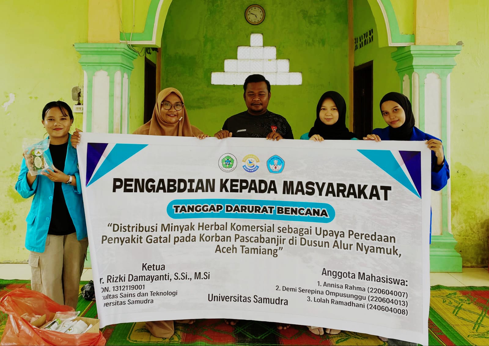 ACEH TAMIANG: Penyerahan minyak herbal oleh Tim PKM Universitas Samudra kepada kepala Dusun Alur Nyamuk, Kecamatan Manyak Payed, Aceh Tamiang. (Istimewa/Sumut Pos)