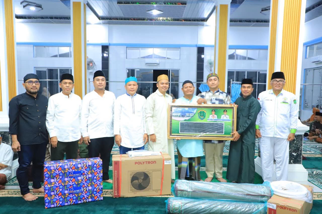 SAFARI: Bupati Labura, Hendri Yanto Sitorus dan jajaran lakukan Safari Ramadan ke Masjid Al Kirom Simonis. (Dok: istimewa)