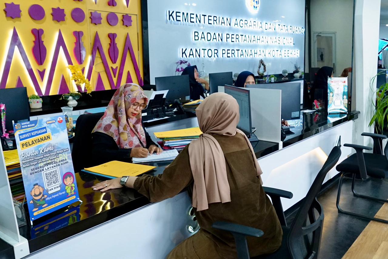 LAYANI: Karyawan saat melayani warga untuk mengurus sertifikat tanah di Pelataran Kementerian ATR/BPN, Jumat (20/2/2026). (Dok: Biro ATR/BPN)