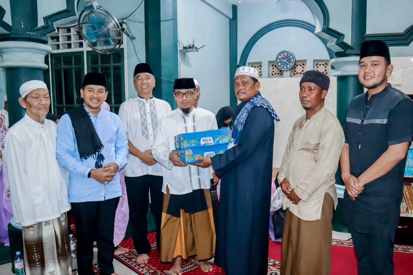 BINGKISAN: Wali Kota Tebingtinggi saat menyerahkan bingkisan kepada Badan Kemakmuran Masjid (BKM) Al-Mujahadah, Jumat (20/02/2026). (Dok: istimewa) 