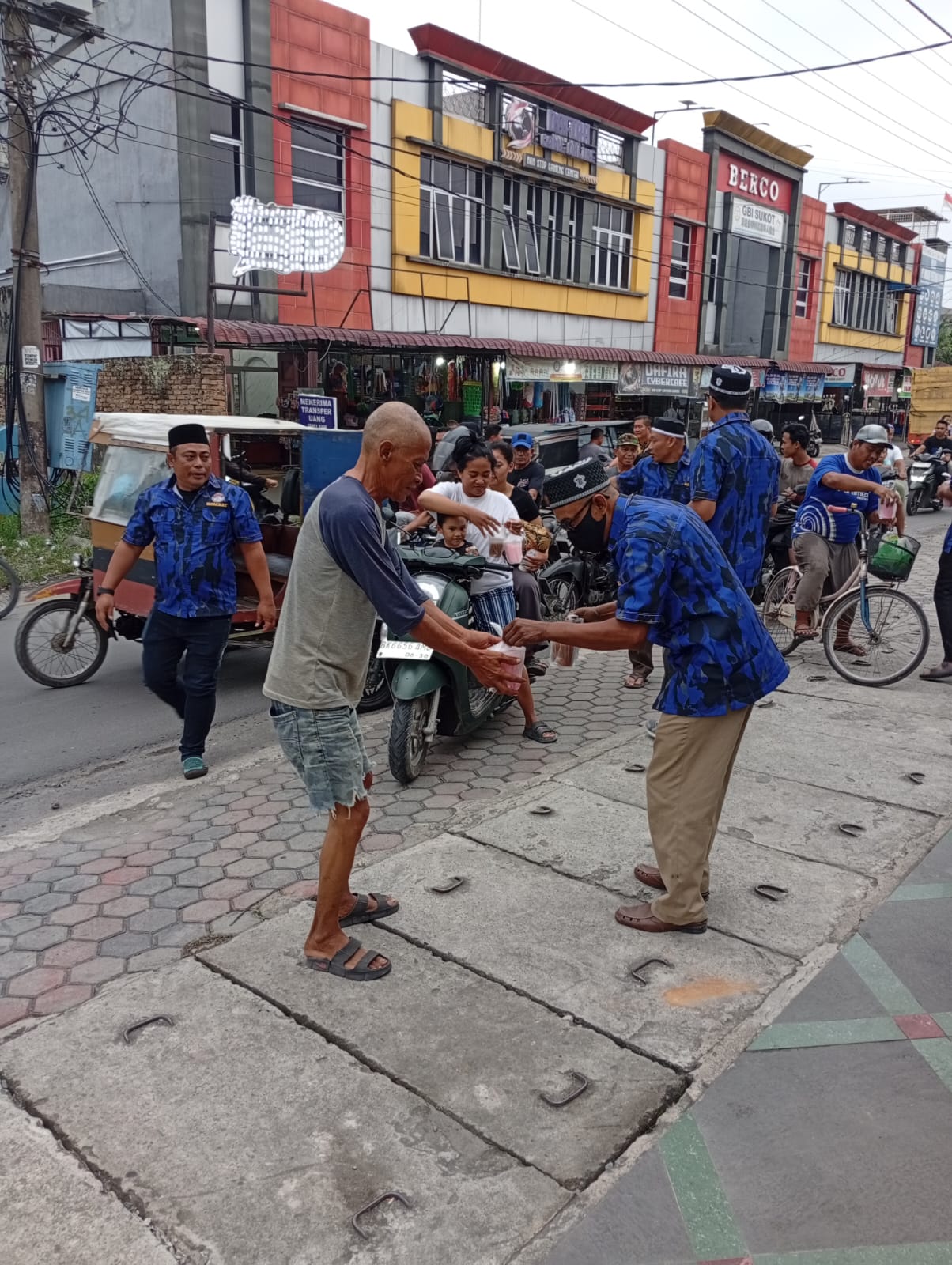 TAKJIL: KOMBAT Deliserdang berbagai takjil kepada pengendara dan akan dilakukan sebulan penuh selama Ramadan 1447 Hijriah. (Dok: istimewa) 
