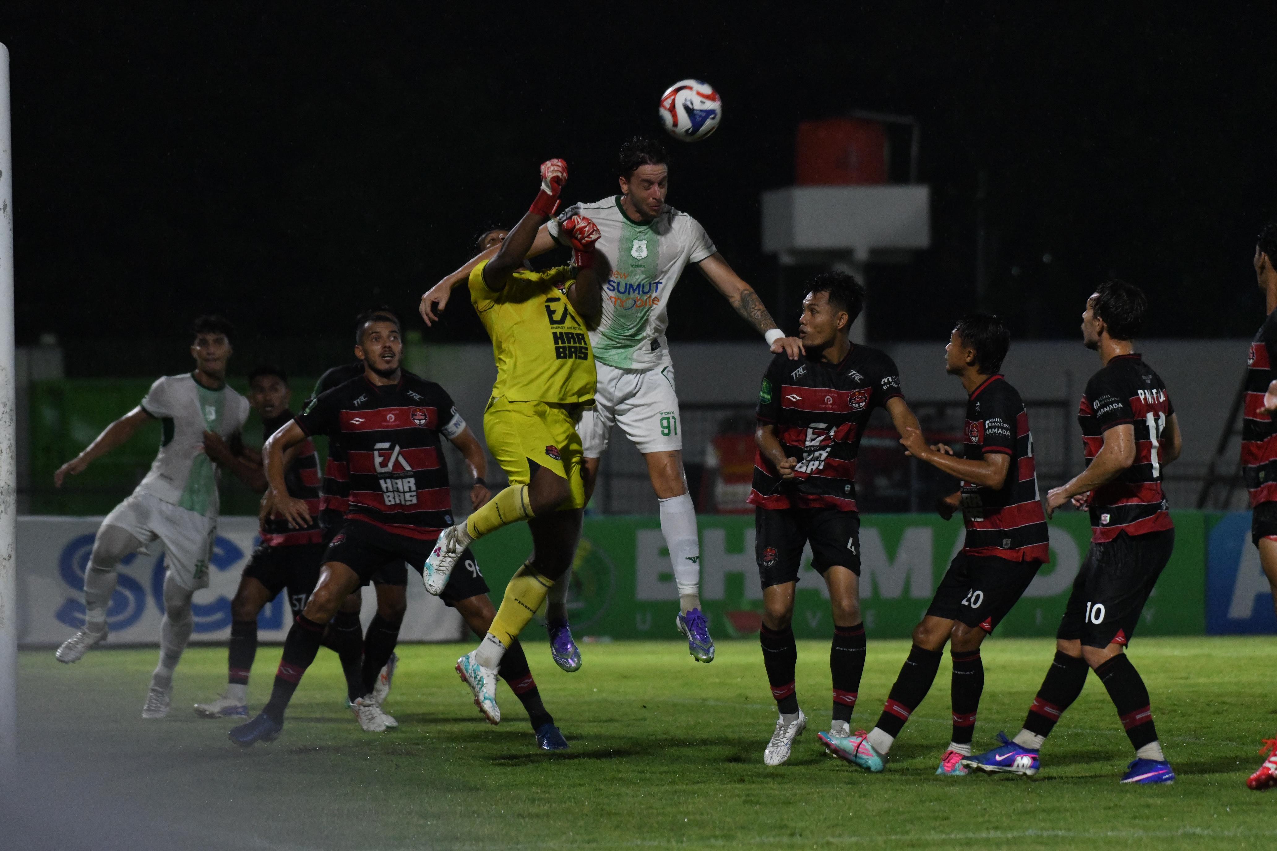 BOLA: Felipe Cadenazzi berusaha menyusul bola ke gawang Persekat Tegal. (Dok: PSMS)