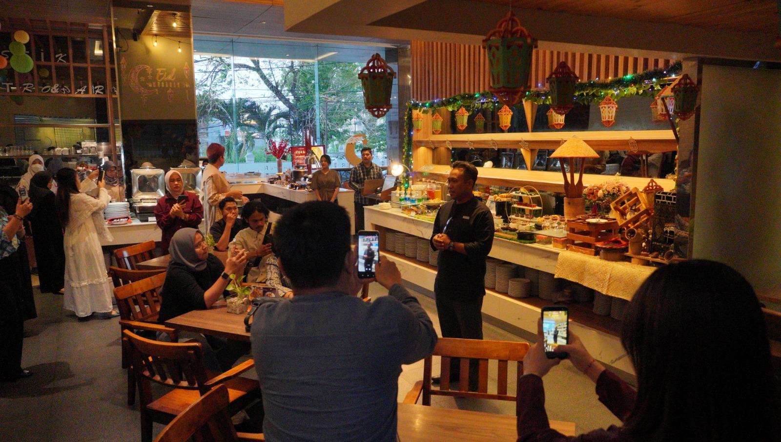 Manager Hotel Harper Wahid Hasyim Medan,  Edi Suprayetno, saat memberikan kata sambutan disela jelang buka puasa di hotel. (ISTIMEWA/SUMUT POS)