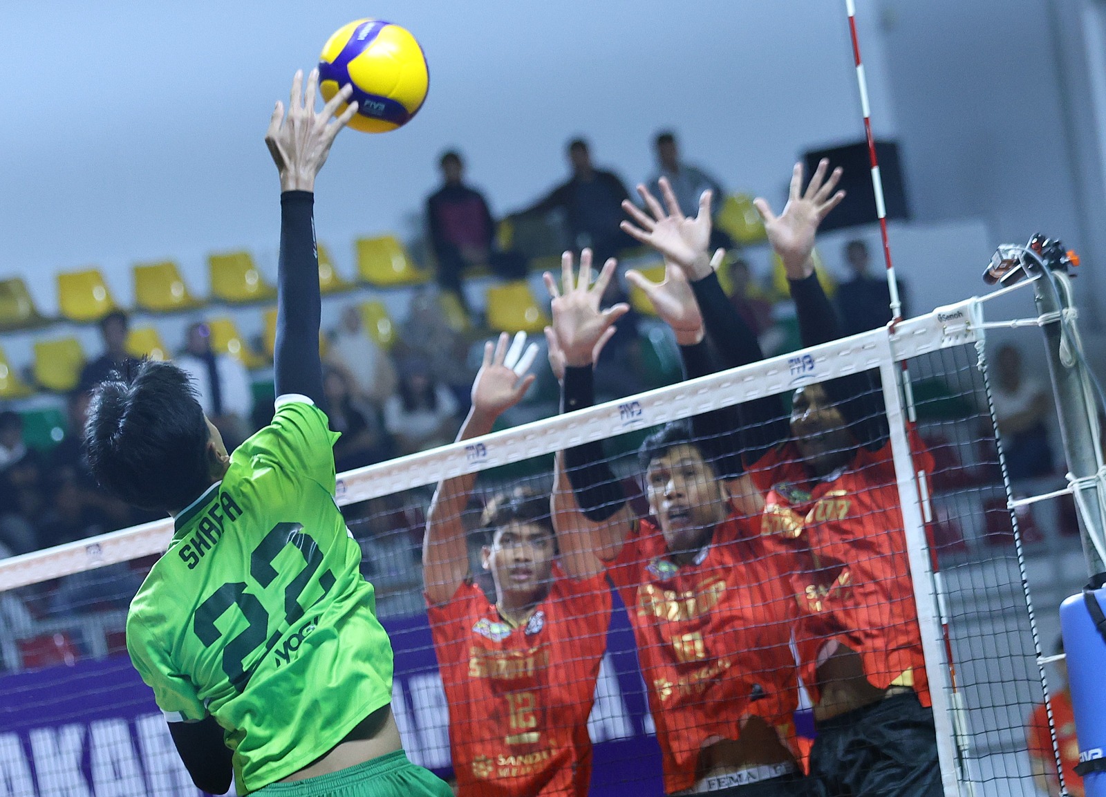 BLOK: Shafa, pemain muda Garuda Jaya saat dibloj oleh 3 pemain Surabaya Samator di Proliga 2026. (Dok: Proliga)