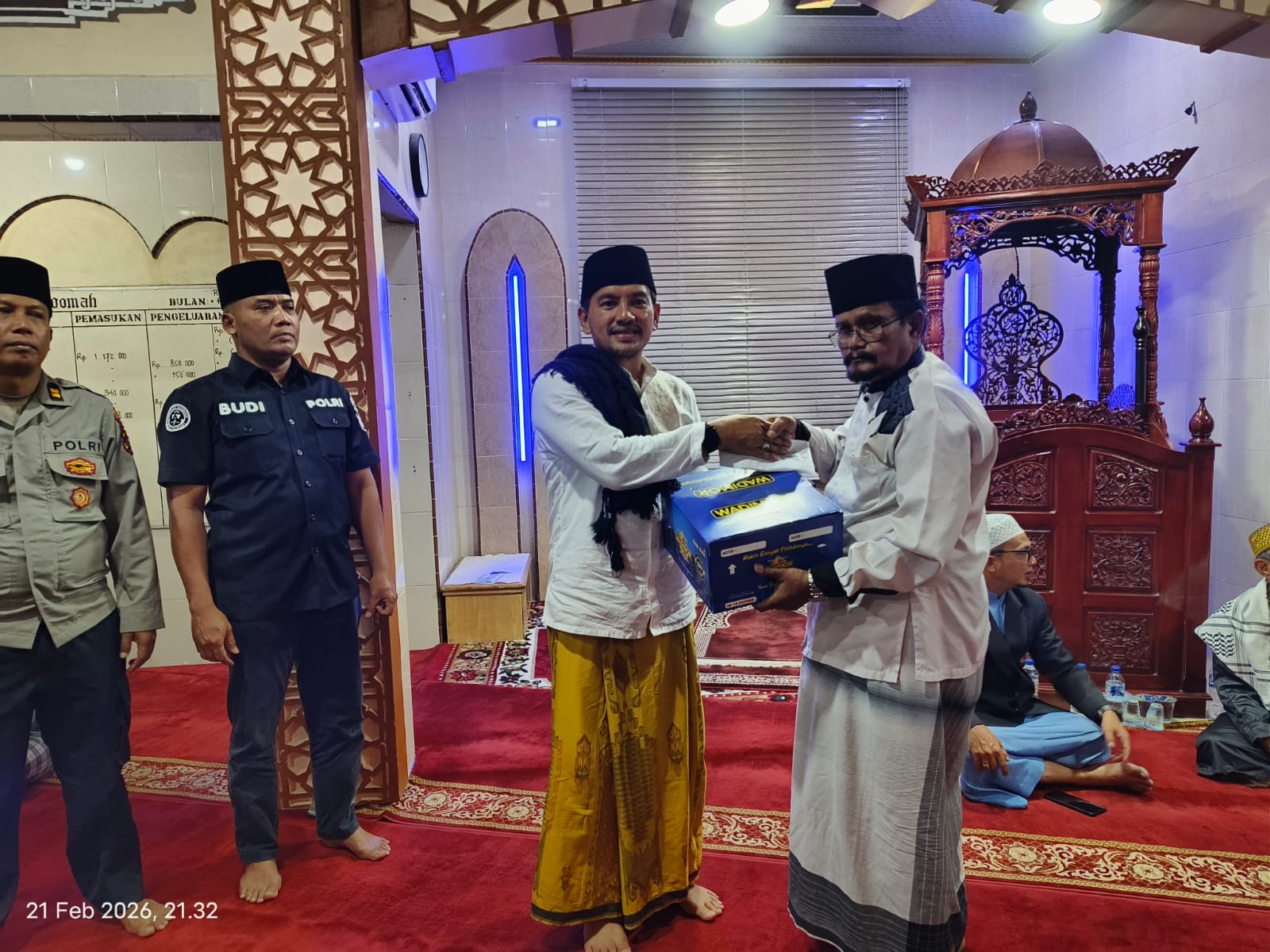 Wali Kota Iman Irdian Saragih  menyerah kan bingkisan tali asih kepada badan kemakmuran masjid (BKM) . (Azan Purba/Sumut Pos).