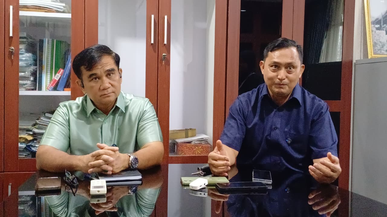  Plt Kadis Koperasi UKM Perindag Kota Medan, Citra Effendi Capah (kanan) bersama Asisten Pemerintahan Setdako Medan, Muhammad Sofyan (kiri) saat memberikan klarifikasi. (Markus Pasaribu/Sumut Pos) 