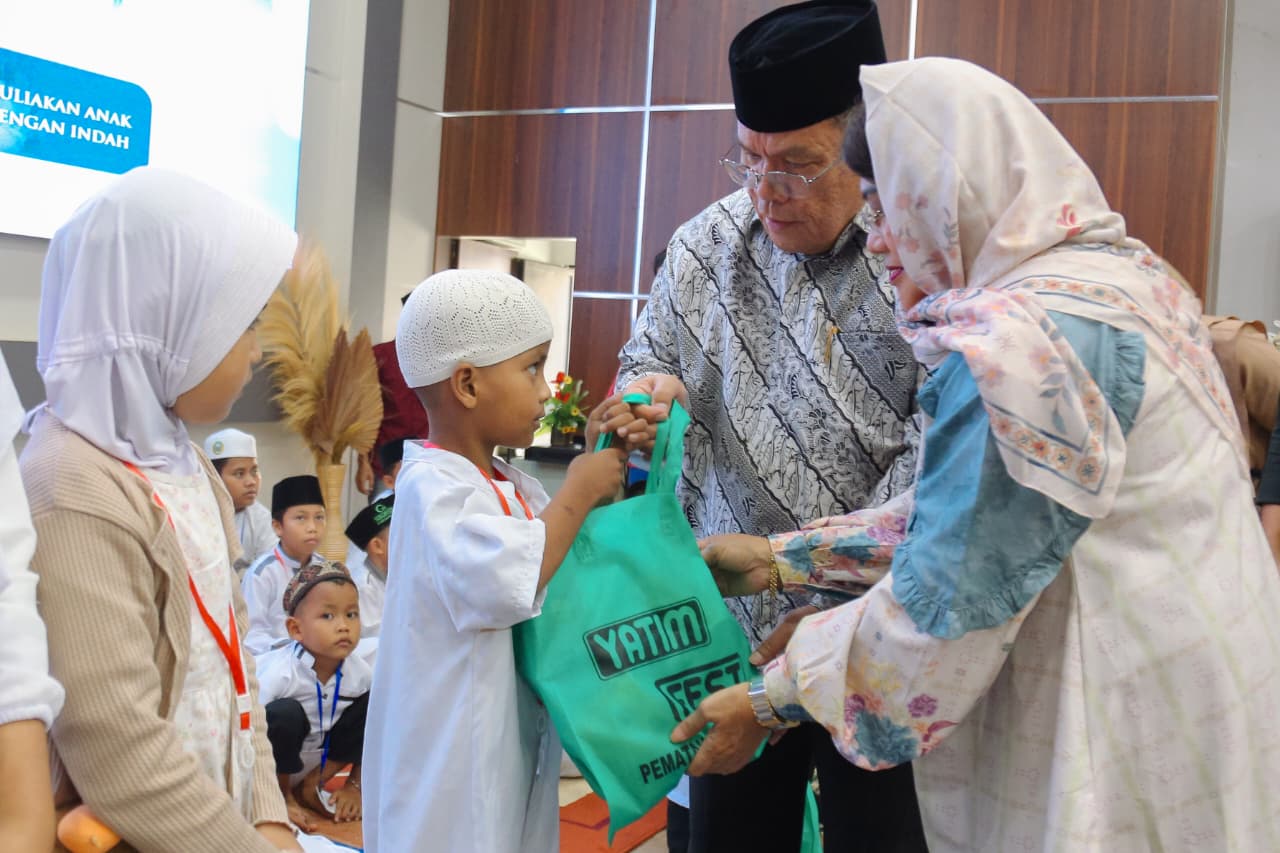 Wesly Silalahi memberikan bingkisan kepada anak yatim. (ISTIMEWA/SUMUT POS)