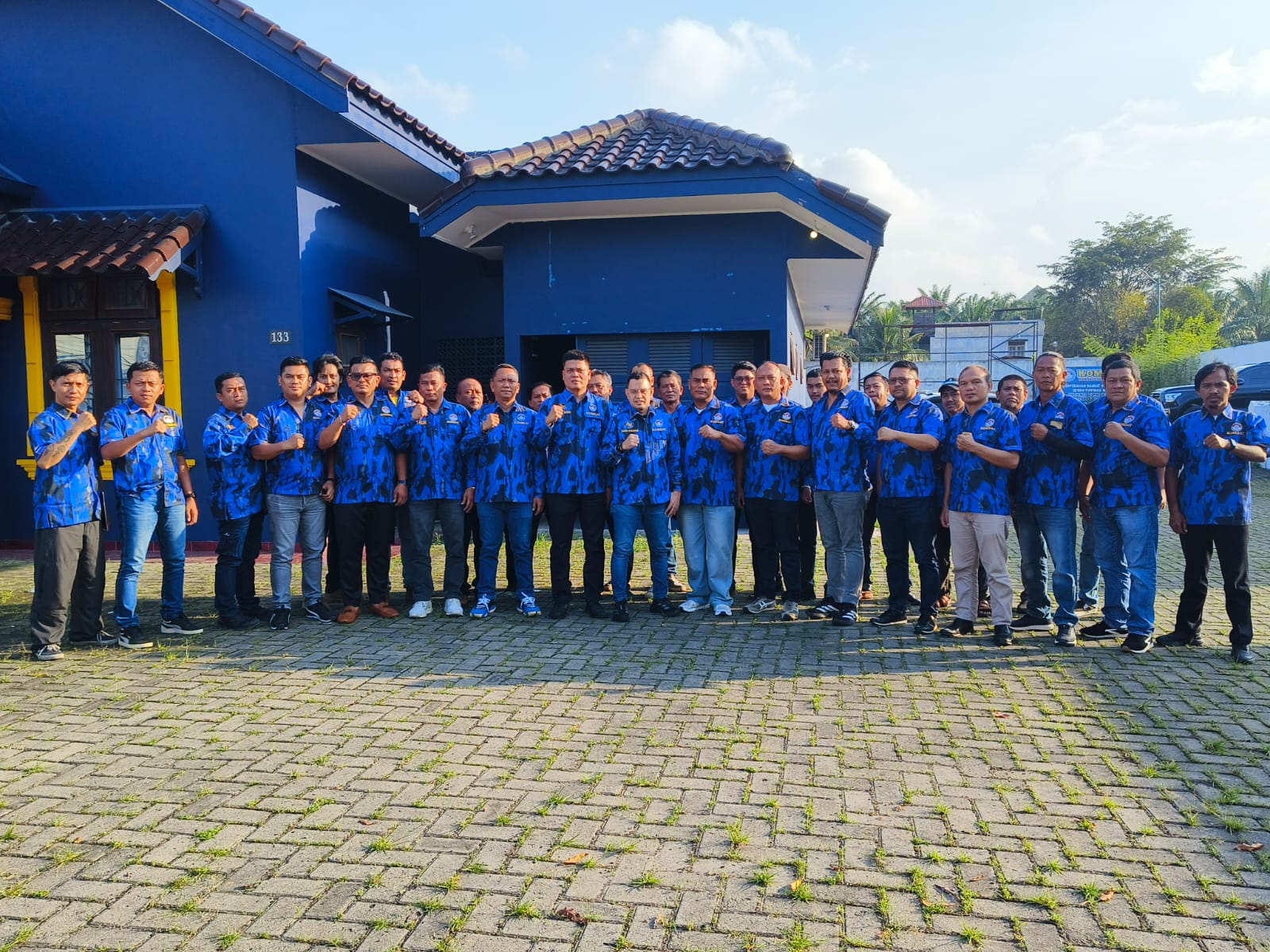 Foto bersama jajaran DPD KOMBAT Medan usai penyerahan mandat dewan pimpinan cabang tingkat kecamatan. (Istimewa/Sumut Pos)