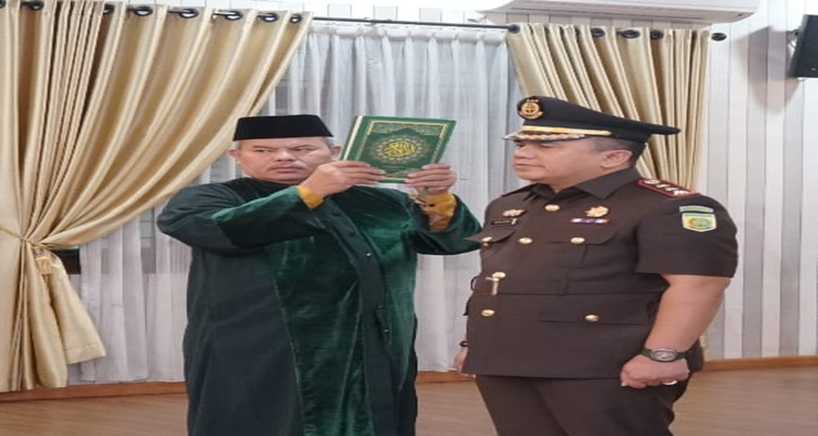 Sapta Putra saat disumpah menjadi Kajari Deliserdang pada prosesi pelantikan di Kejati Sumut, baru-baru ini. (ISTIMEWA/SUMUT POS)