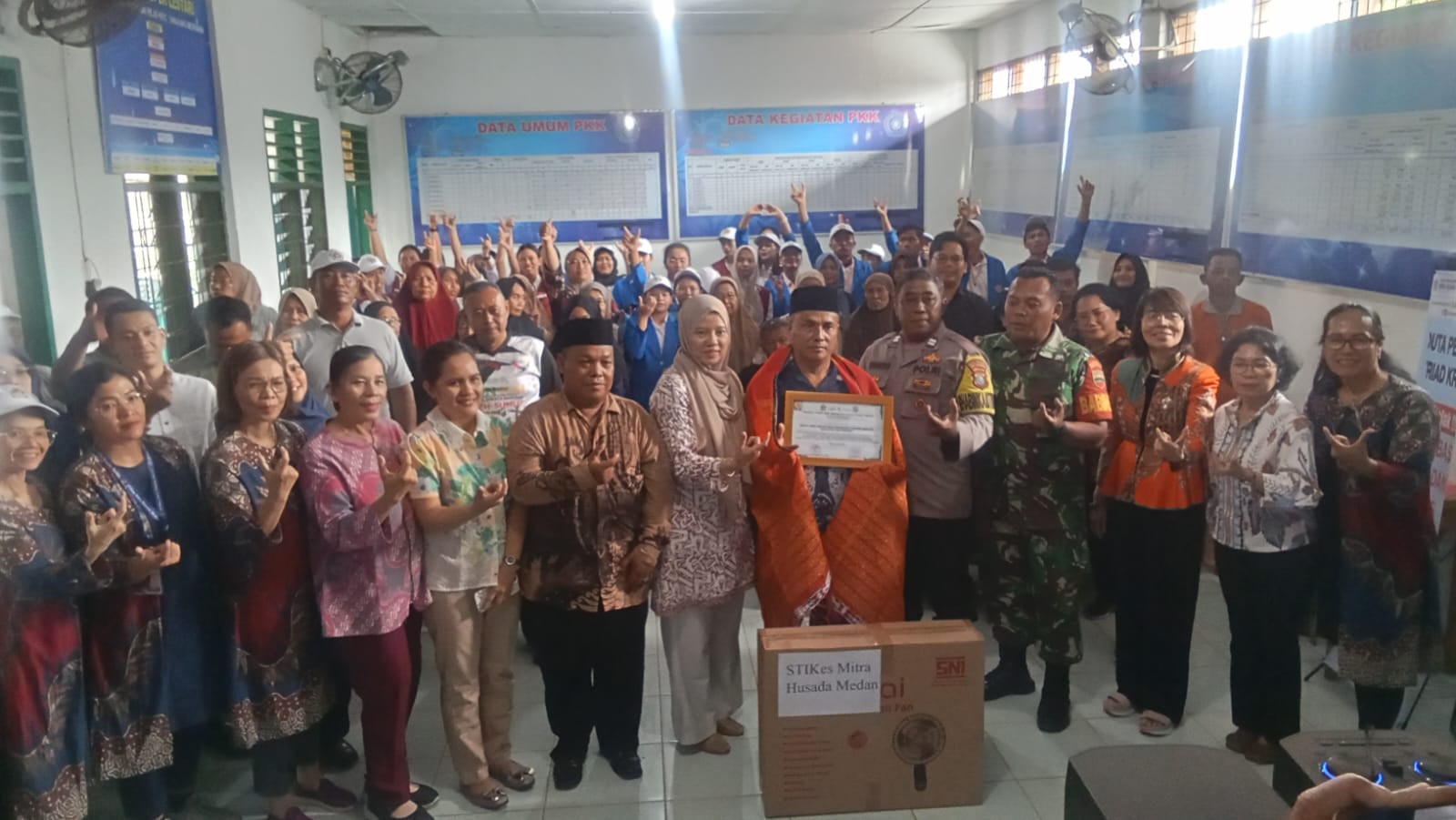 MITRA HUSADA: Pelepasan dan perpisahan PBL/KKN STIKes Mitra Husada Medan di Desa Bangun Rejo Tanjungmorawa, Sabtu (21/2). (Deddi Mulia Purba/Sumut Pos) 