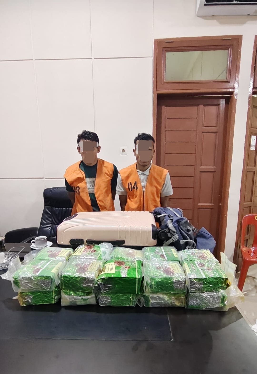 Dua tersangka sabu seberat 21 kilogram, saat diamankan di Sat Narkoba Polres Deliserdang. (BATARA/SUMUT POS)