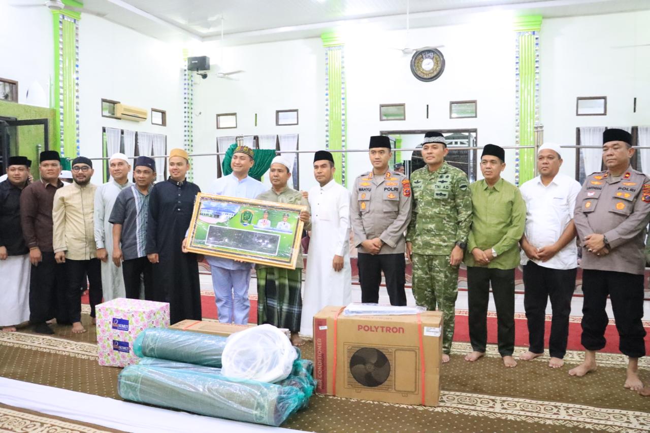 Kapolres Labuhanbatu AKBP Wahyu Endrajaya  bersama Bupati H. Hendriyanto Sitorus saat  Safari Ramadan di Masjid Syuhada, Dusun Pulo Hopur, Desa Silumajang. (Indra/.Sumut Pos).
