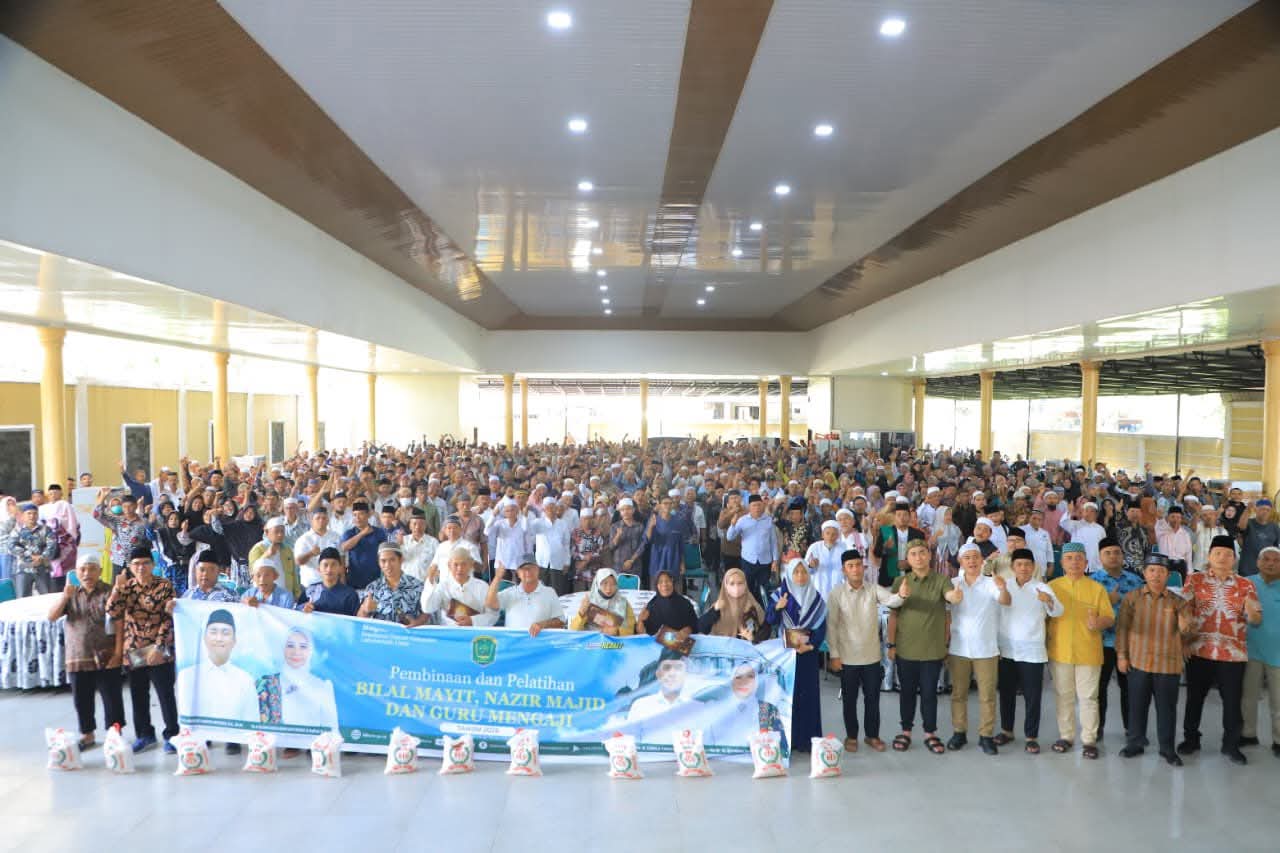 Guru Magrib mengaji, bilal mayit, dan nazir masjid se-Kabupaten Labuhra, terima tali asih. (Istimewa/Sumut Pos)