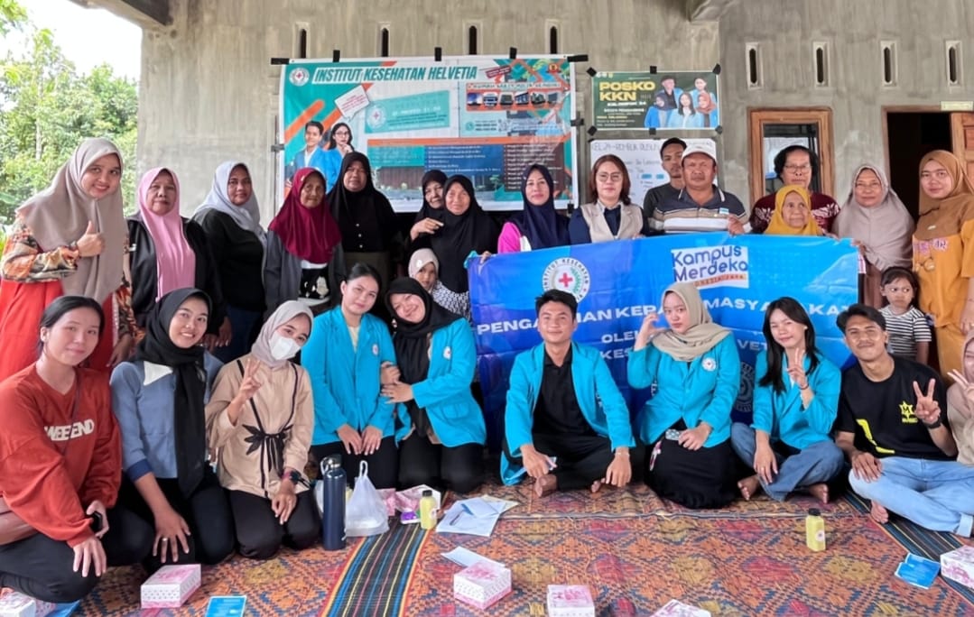 BERSAMA: Tim PKM IKH berfoto bersama warga usai sosialisasi pengelolaan sampah organik di Kecamatan Pantai Cermin, Sergai. (Dok: IKH)