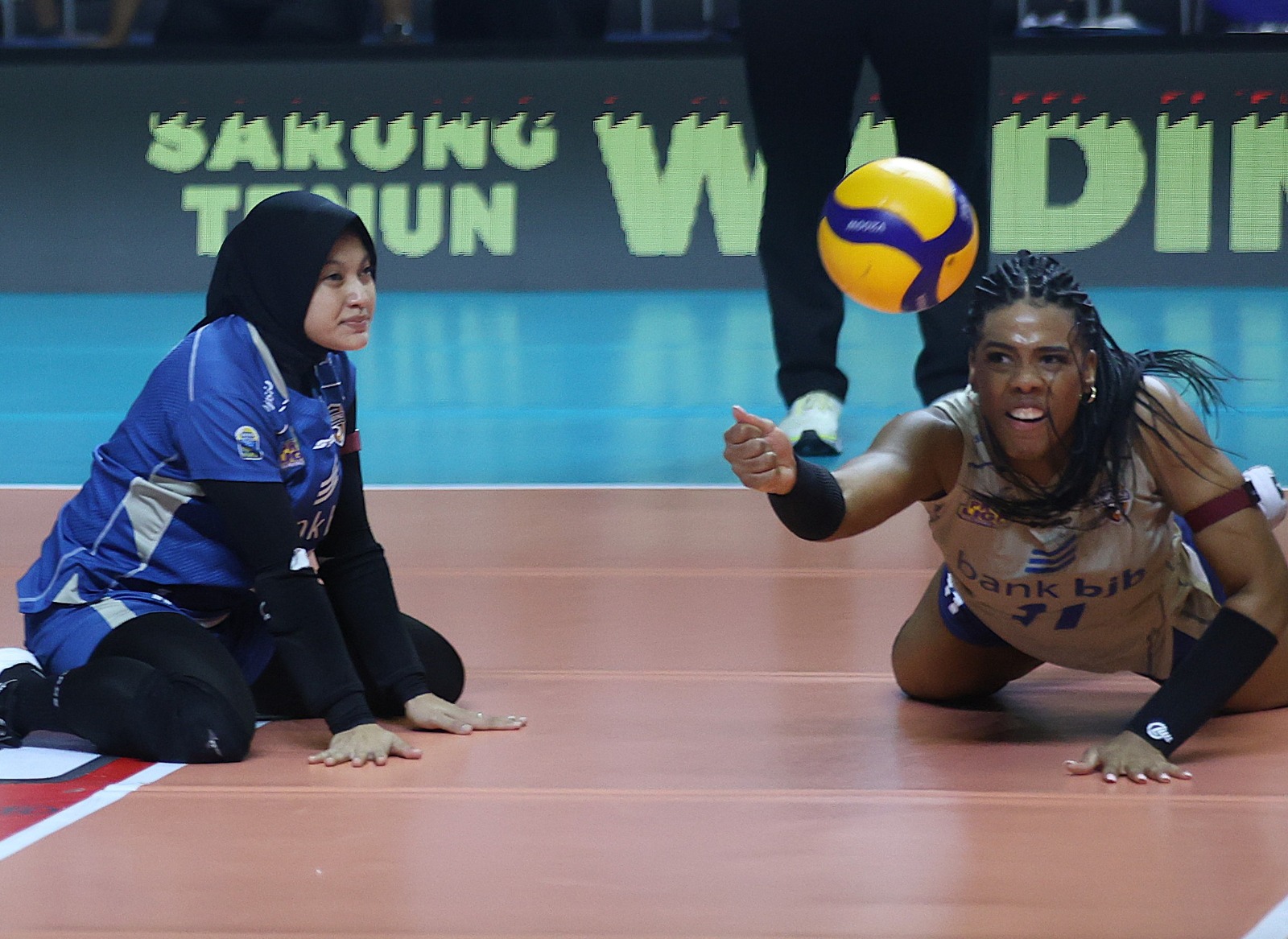 BOLA: Pemain asing daei bjb Tandamata saat menyelamatkan bola yang diseberangkan oleh Livin Mandiri. (Dok: Proliga)