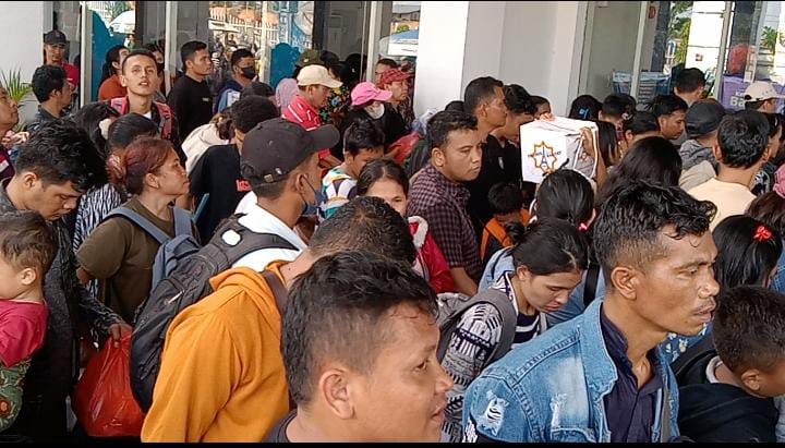 MUDIK: Pemudik terlihat ramai di Pelabuhan Belawan yang memilih menggunakan kapal laut untuk mudik. (Dok: istimewa)