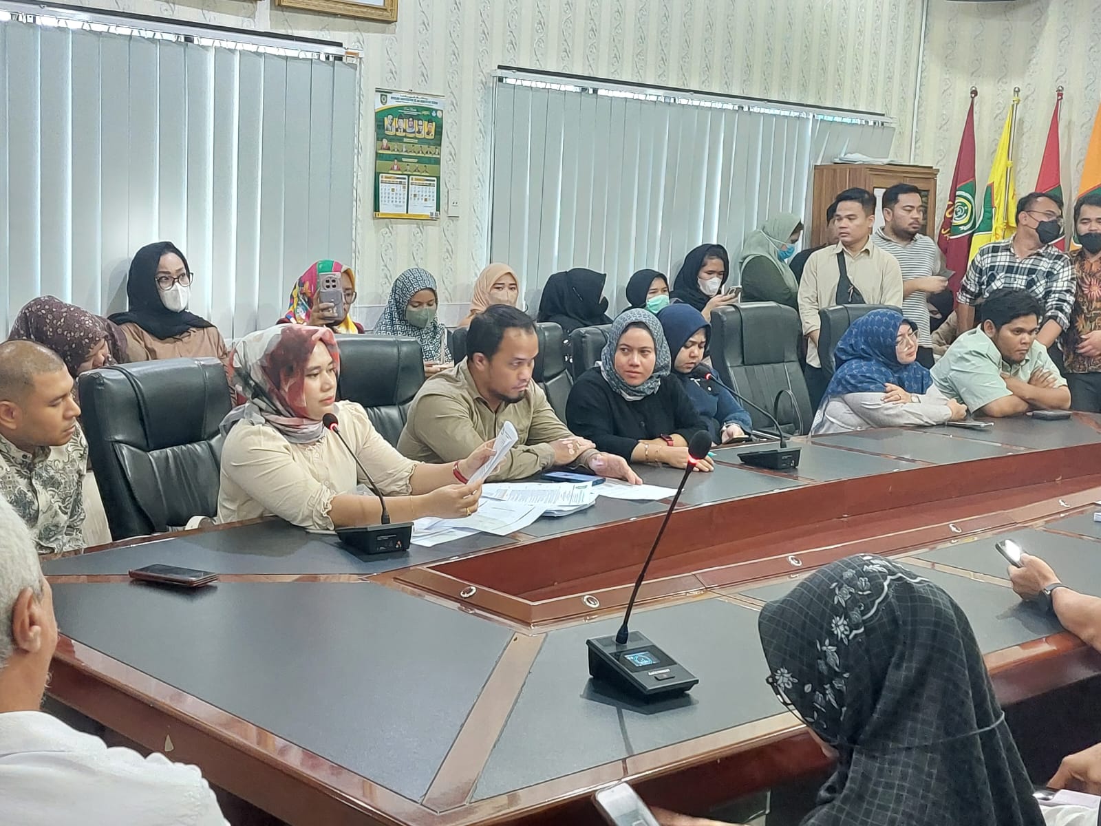 TUNTUT: Sebanyak 196 calon dokter alumni Fakultas Kedokteran UISU menuntut ikut ujian kompetesi di Jalan Sisingamangaraja, Medan, Senin (23/2/2026). (Dok: ist)