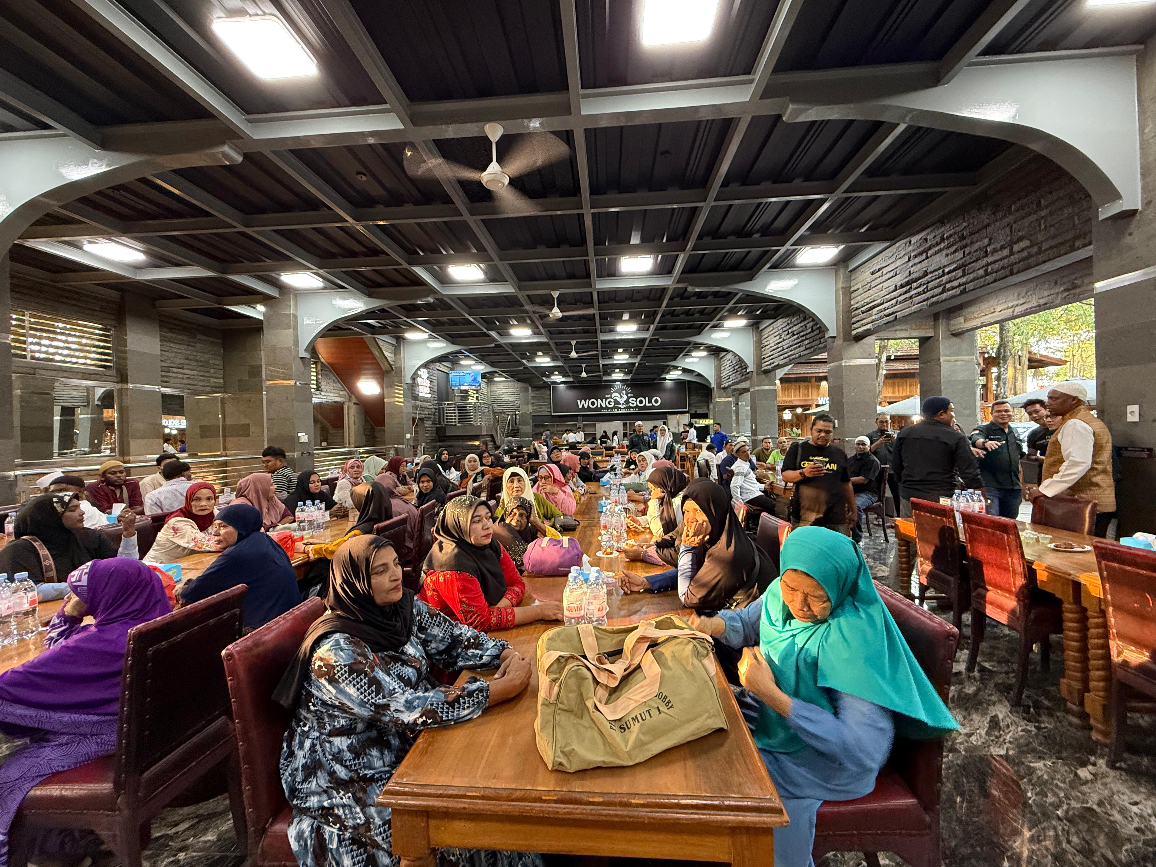 GIS : Para mualaf dari Mualaf Qur'an Center saat berbuka bersama GIS, Minggu (22/2/26). (Dok: istimewa)  