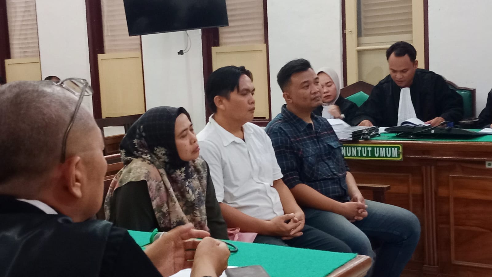 KORUPSI: Tiga terdakwa kasus dugaan korupsi proyek jalan Binjai, menjalani sidang dakwaan di Pengadilan Tipikor Medan, Senin (23/2/2026). (Dok: istimewa)   
