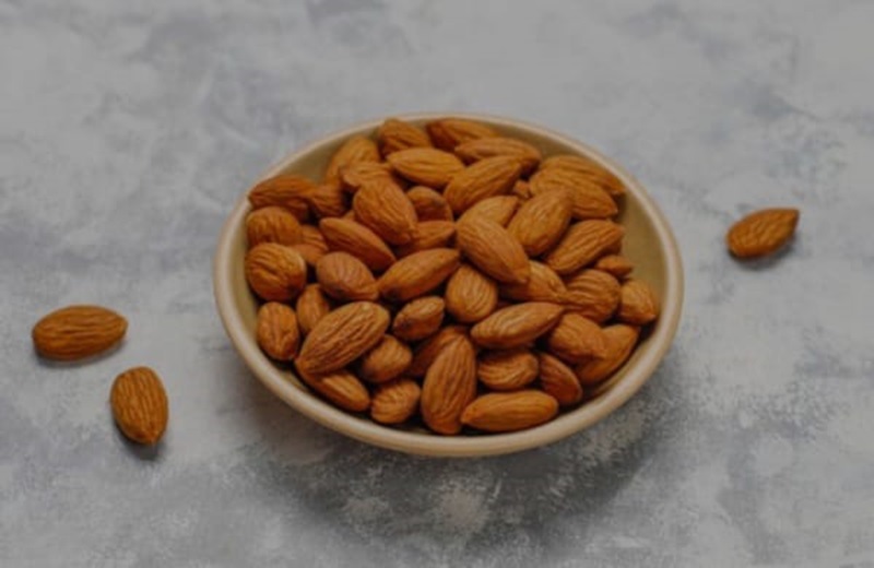  Ilustrasi, almond salah satu jenis kacang pembakar lemak dan penting untuk menurunkan berat badan. (freepik.com)