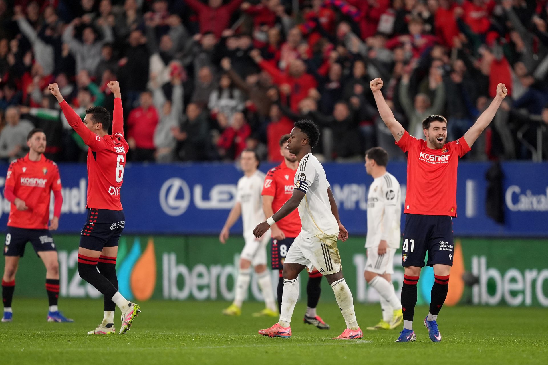 Para pemain Osasuna rayakan kemenangan usai menekuk Real Madrid 2-1. (madriduniversal)