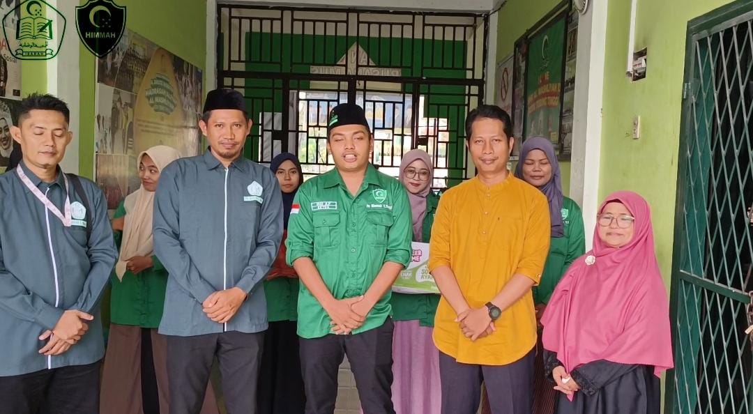 Pengurus dan anggota PC HIMMAH Kota Tebingtinggi bersama mitra saat kegiatan berbagi takjil dan nasi bungkus kepada masyarakat di bulan suci Ramadan. (AZAN PURBA/SUMUT POS)