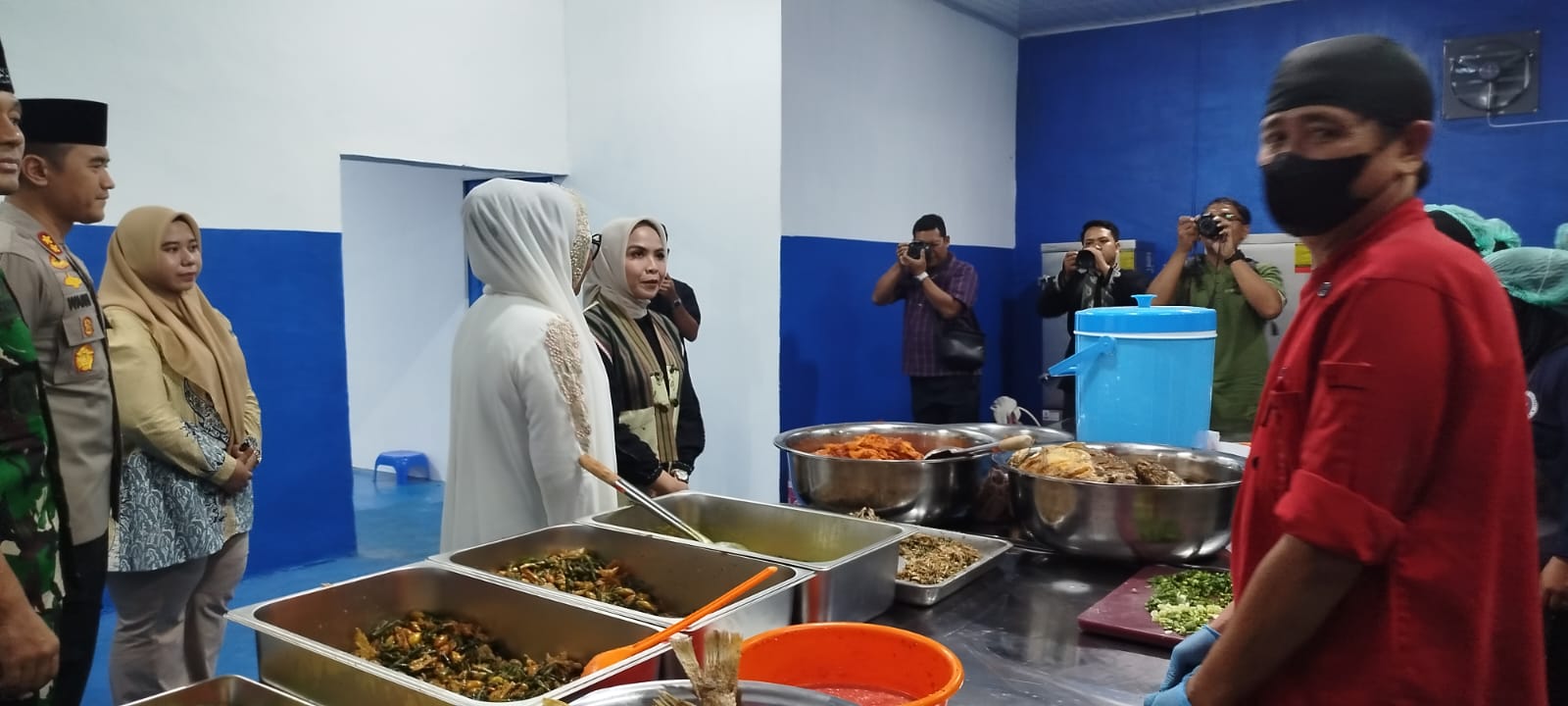 Owner SPPG HK mendampingi Bupati Labuhanbatu meninjau lokasi dapur SPPG (Fajar/Sumut Pos)