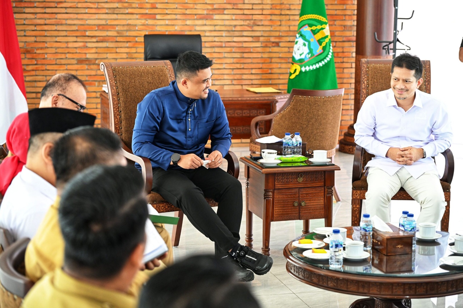 Gubernur Sumatera Utara, Muhammad Bobby Afif Nasution saat berdiskusi dengan Ketua Umum Kadin Sumatera Utara, Firsal Dida Mutyara. (ist)