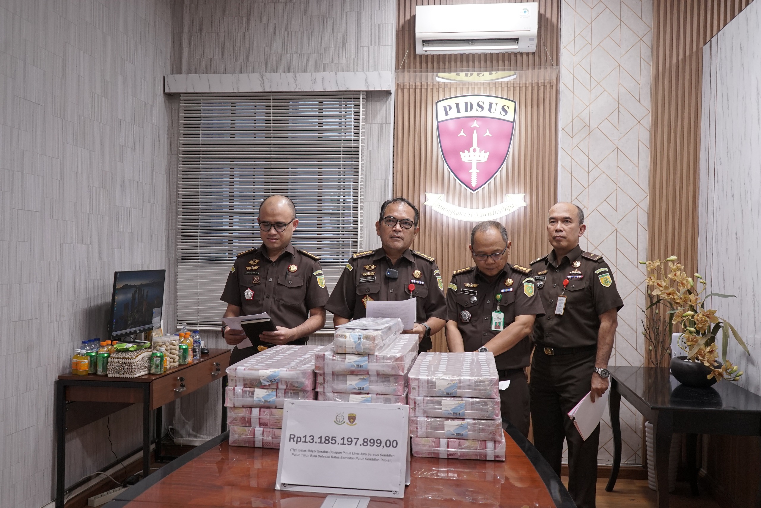 PENGEMBALIAN: Penyidik Pudsus Kejati Sumut, menerima pengembalian kerugian negara Proyek Waterfront City Danau Toba, Senin (23/2/2026). (Dok: istimewa)  