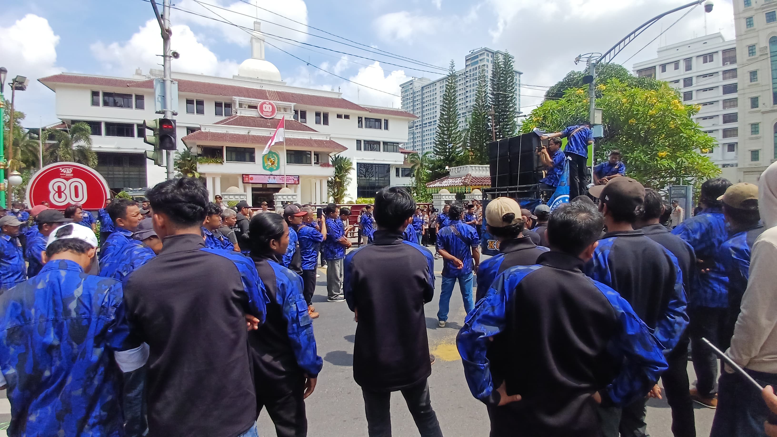 DUKUNGAN: Massa Kombat Restorasi Indonesia menggelar aksi dukungan di depan kantor Wali Kota Medan, Selasa (24/2/2026). (Dok: Markus Pasaribu/Sumut Pos) 