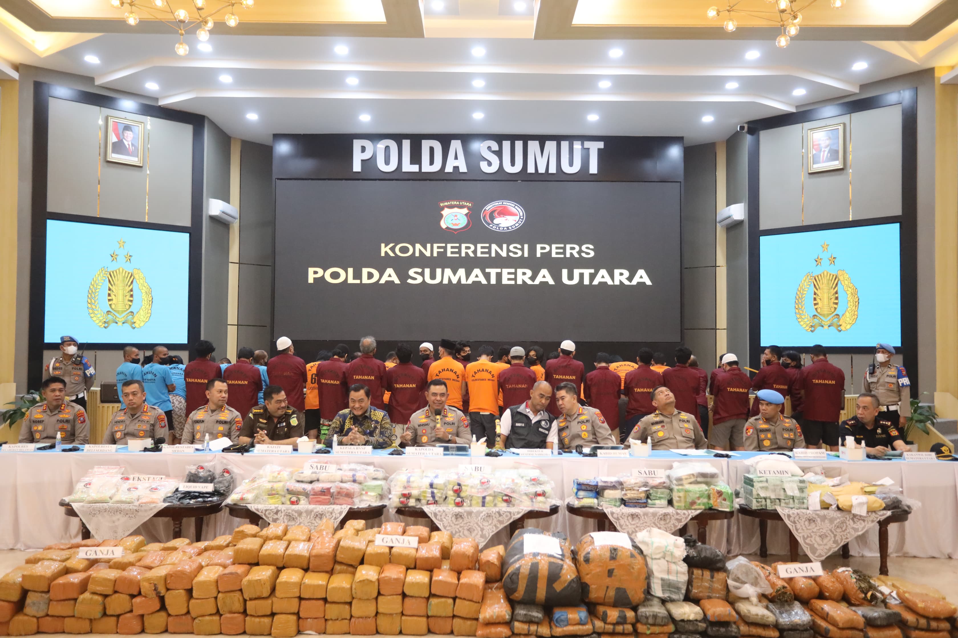 BUKTI: Kapolda Sumut, Whisnu Hermawan Februanto dan jajaran saat menunjukkan barang bukti narkotika yang berhasil diamankan polisi. (Dok: Dewi Syahruni Lubis/Sumut Pos) 