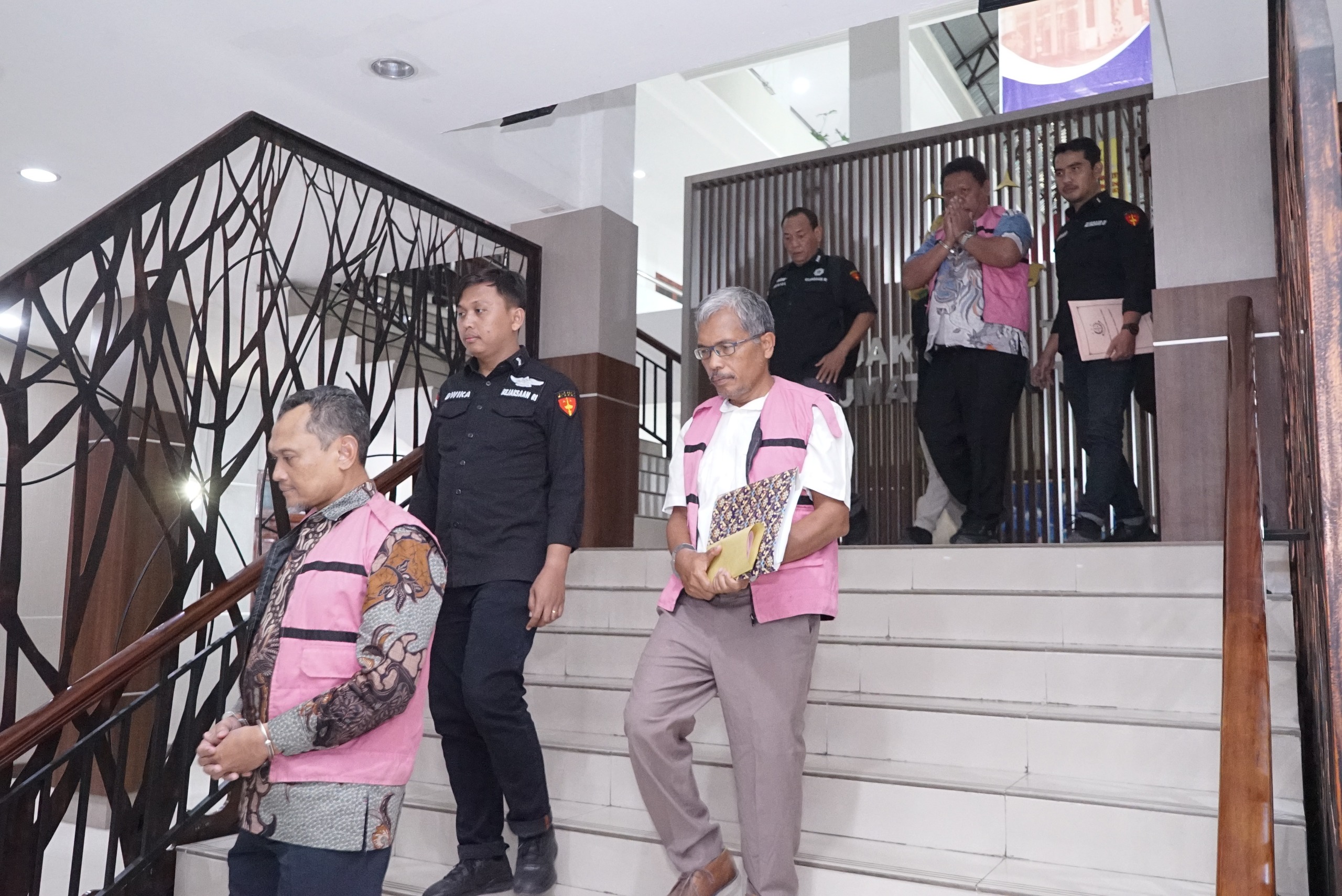 KEJAKSAAN: Tiga mantan KSOP Belawan, digiring petugas kejaksaan usai ditetapkan tersangka dugaan korupsi PNBP, Selasa (24/2/2026) sore. (Dok: istimewa)   