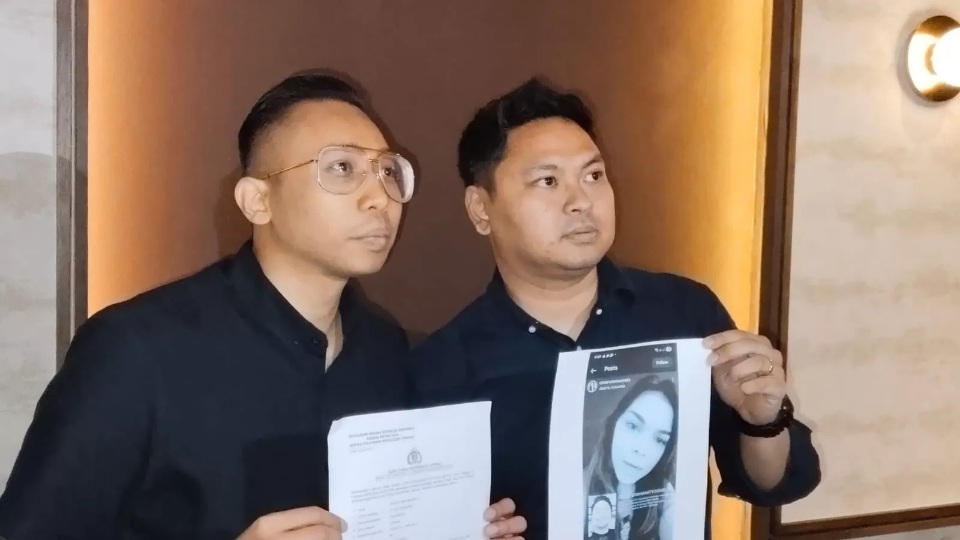 Rendy didampingi Kuasa Hukumnya, Bryand Ery angkat bicara soal dugaan kasus pemerkosaan yang dituduhkan.&nbsp;(Dok: Jawa Pos) 