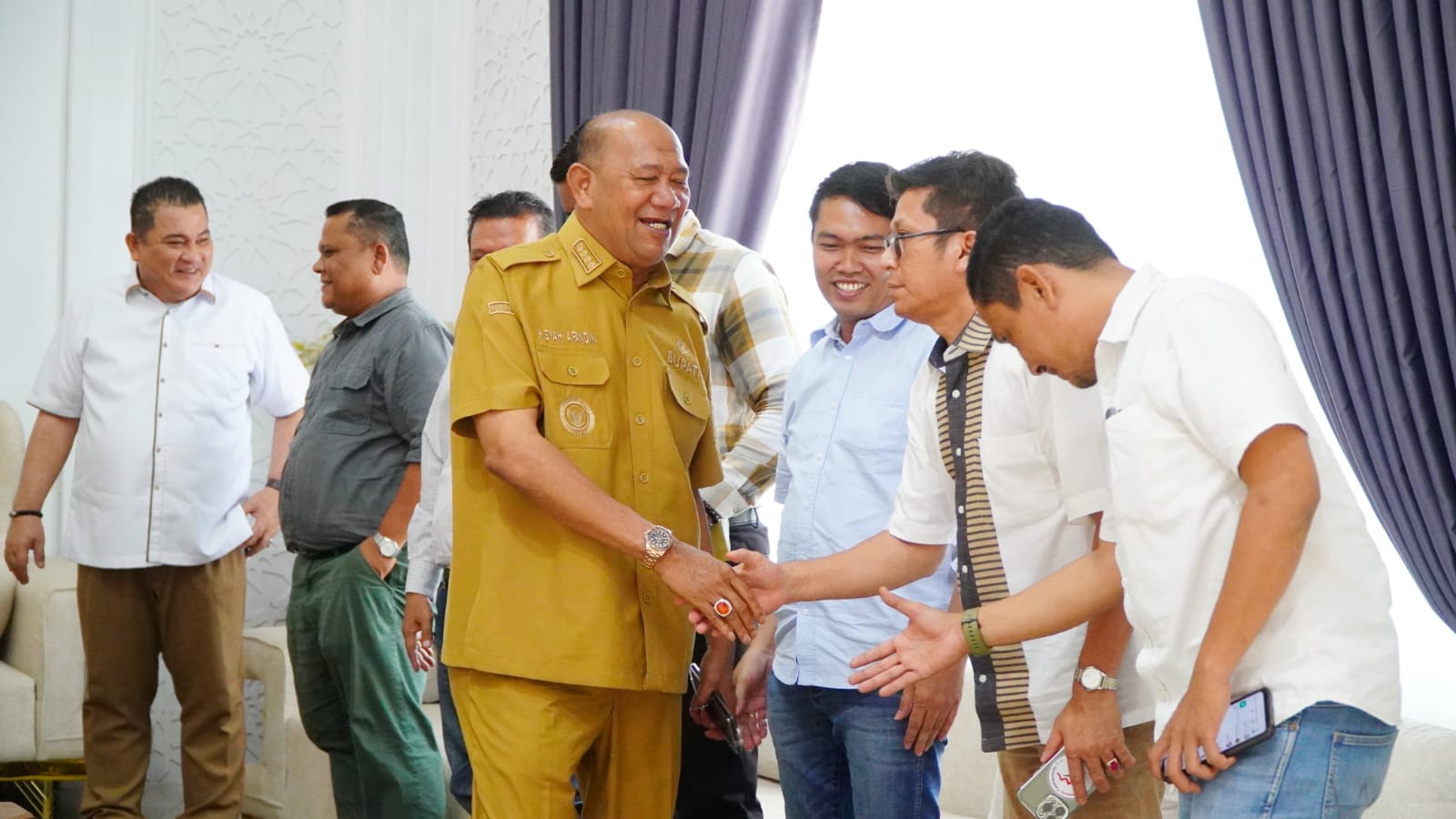  Bupati Langkat, Syah Afandin saat bersalaman dengan perwakilan perusahaan saat menerima hibah tanah untuk pembangunan huntap. (Diskominfo Langkat/Sumut Pos)
