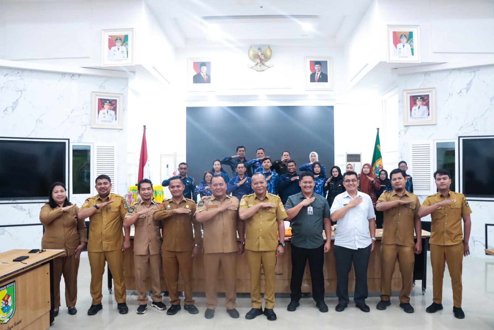  Sekretaris Daerah Kabupaten (Sekdakab) Sergai, Suwanto Nasution, S.Pd., M.M bersama Kepala Dinas Sosial Provinsi Sumatera Utara, Dr  Illyan Chandra Simbolon, S.STP., M.SP  beserta tamu undangan. 
