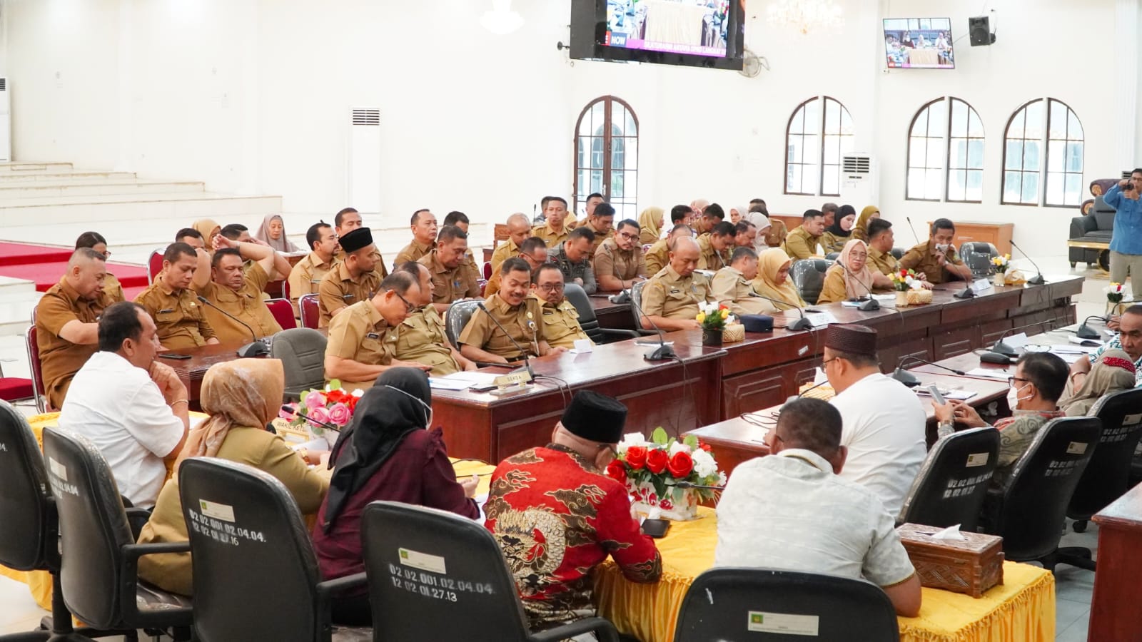  Silaturahmi Pemkab dan DPRD Langkat sebagai kunci utama pembangunan di ruang rapat paripurna. (Diskominfo Langkat/Sumut Pos)