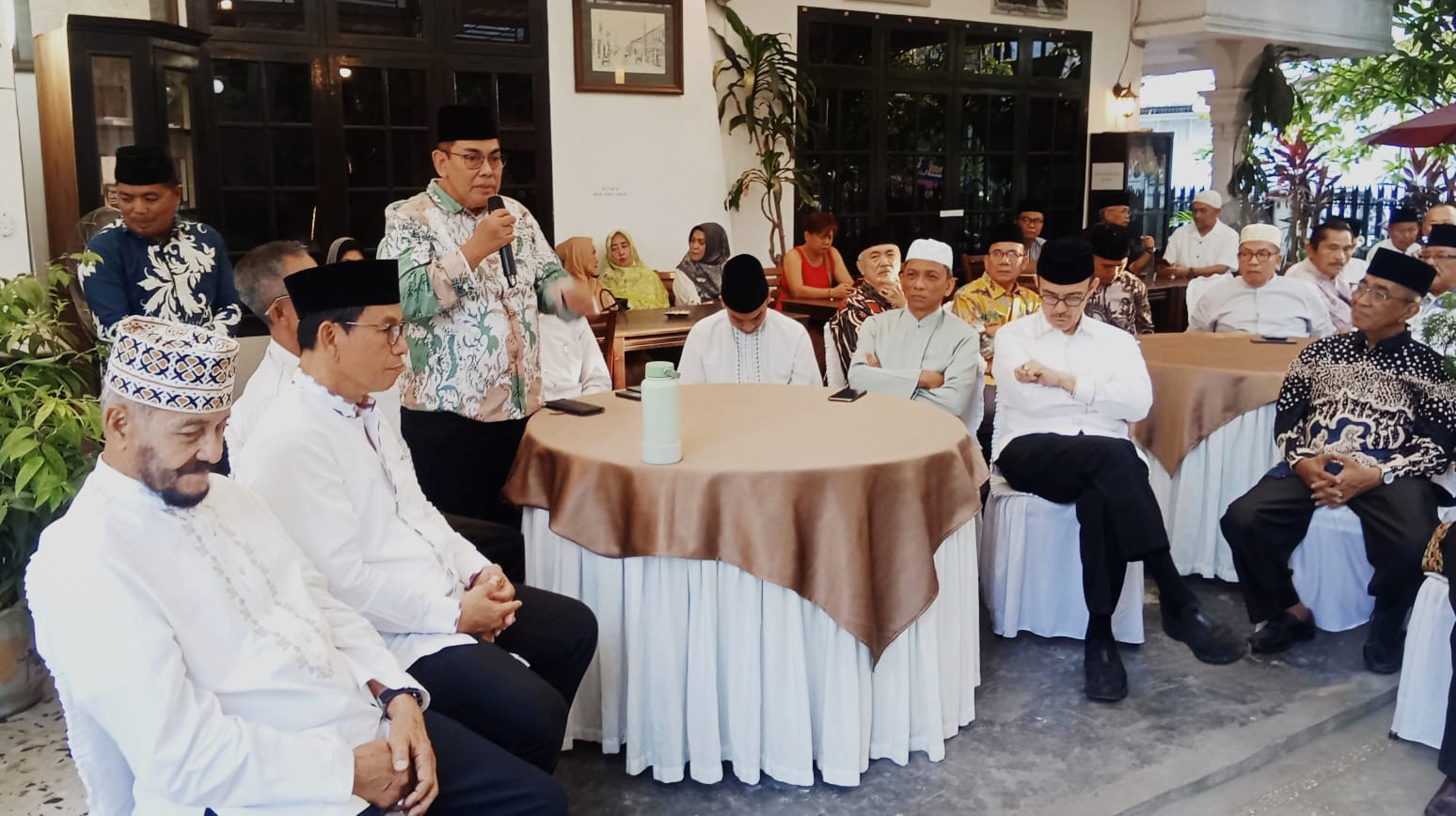 MILAD MABIN: Prof. Dr. Khairil Ansari, M.Pd menyampaikan tanggapan saat diskusi Mabin di Cafe Aobi Siba City Jalan Singgalang Medan, Ahad (22/2). (Deddi Mulia Purba/Sumut Pos)