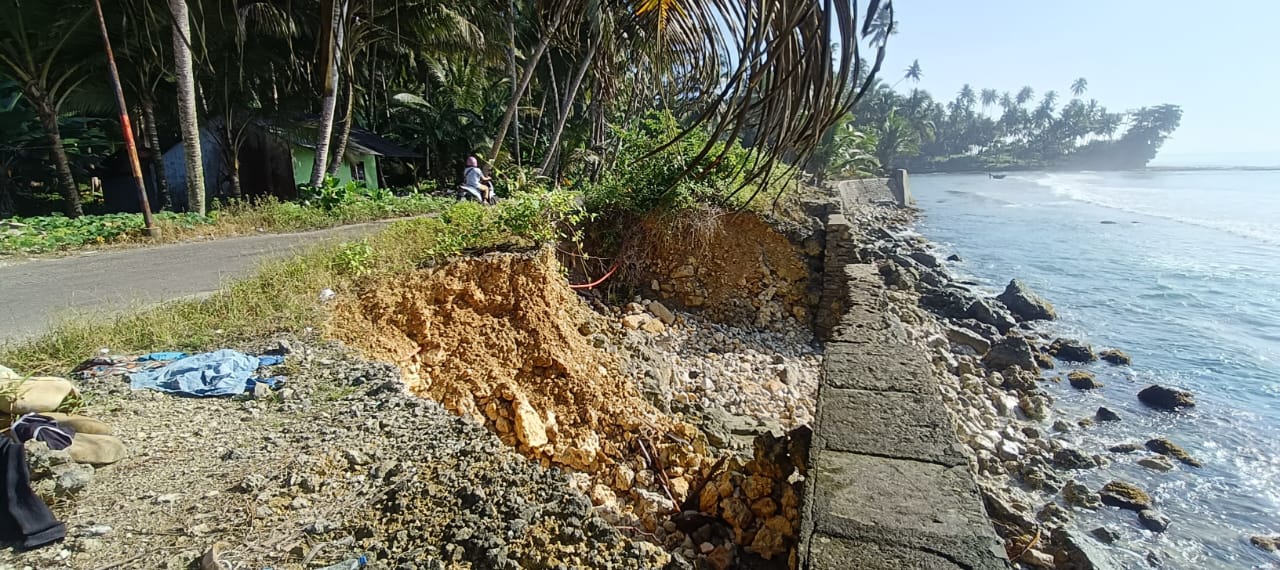 Kondisi bahu jalan nasional di Bawozaua ambals. (Eriusman Duha/ Sumut Pos)